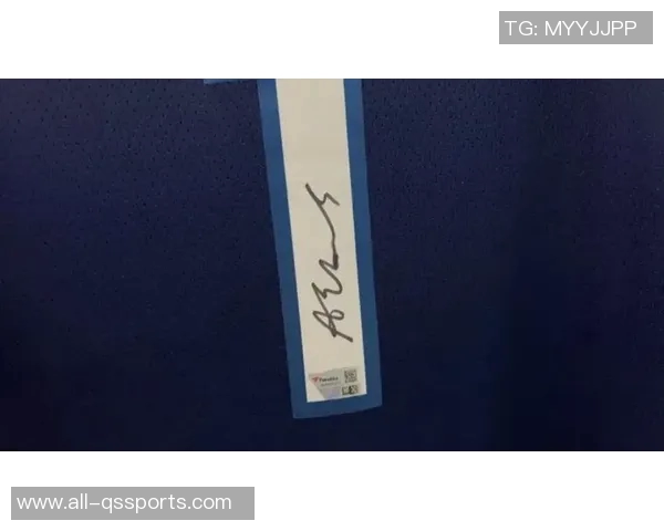 即使遭遇不公被驱逐出场华子依然在通道默默为球迷签名